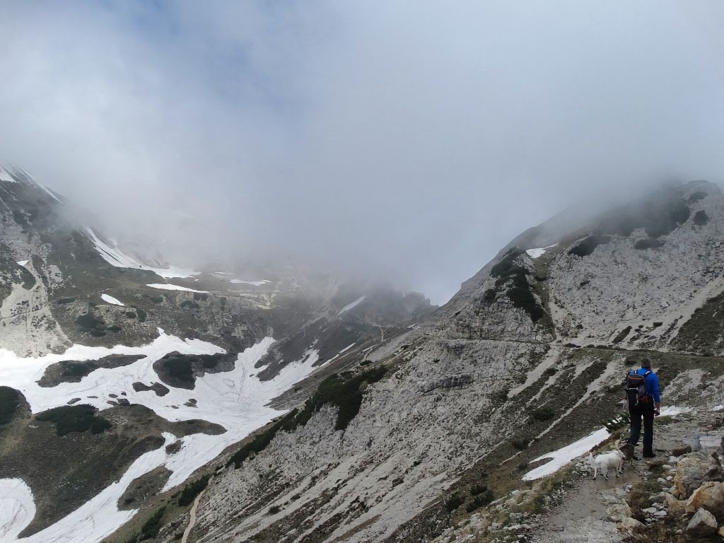 Un paio di persone in piedi sulla cima di una montagna coperta di neve.