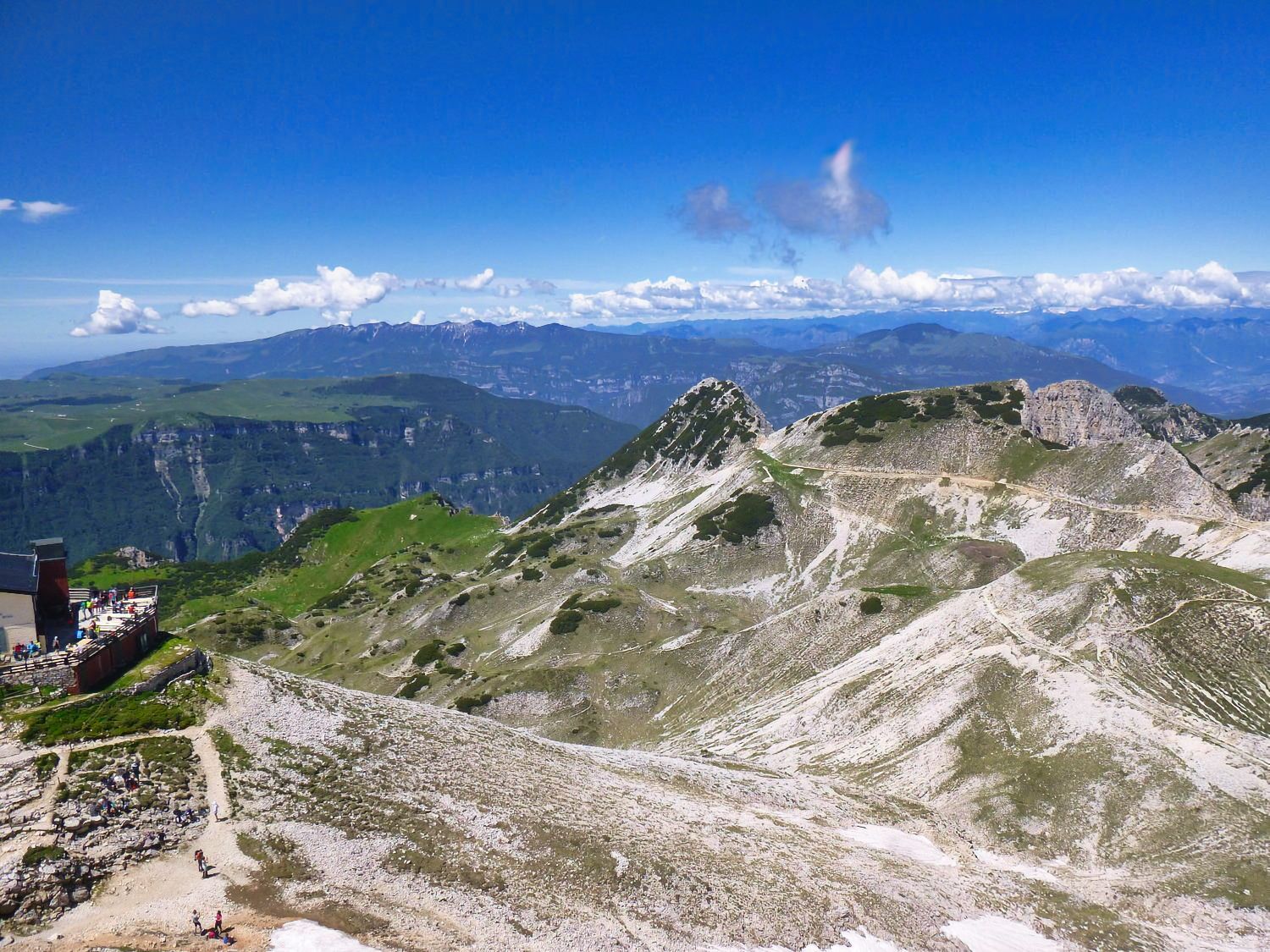 Una vista di una catena montuosa dalla cima di una montagna.