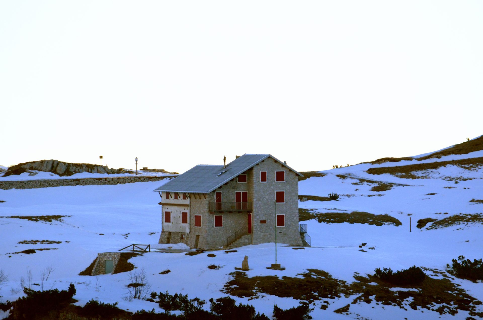 Una casa in mezzo a un campo innevato