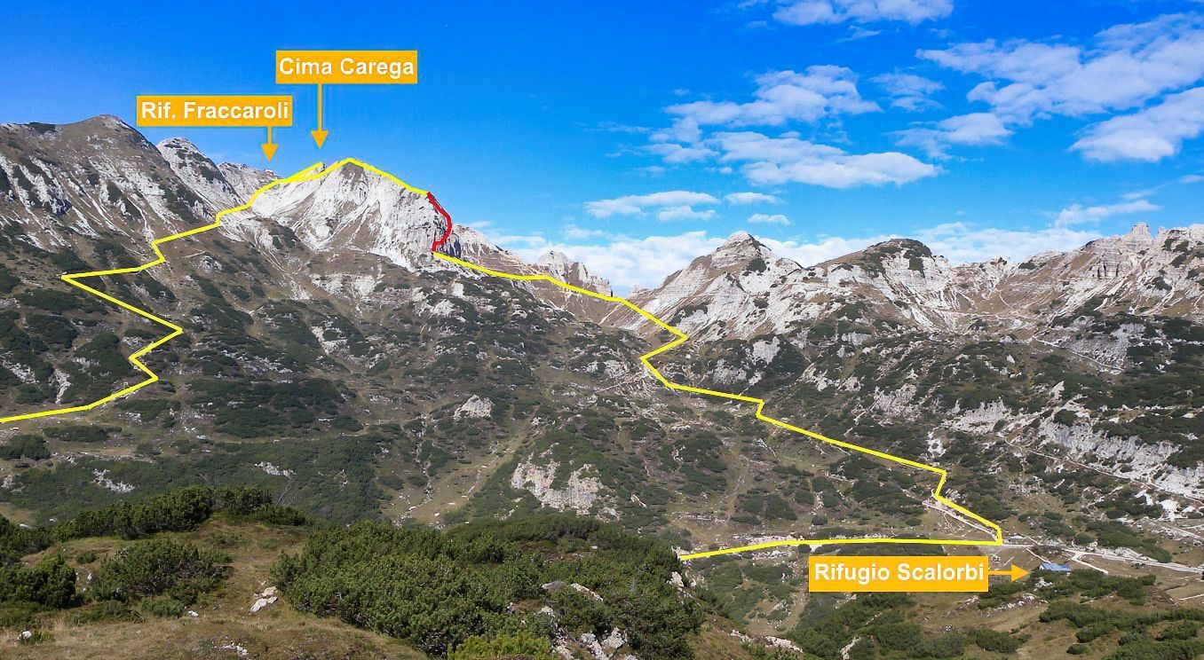 Una veduta aerea di una catena montuosa con una linea gialla che mostra il percorso.