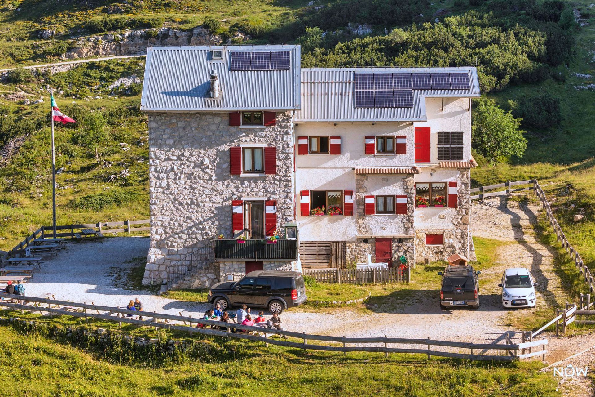Un grande edificio in pietra con pannelli solari sul tetto