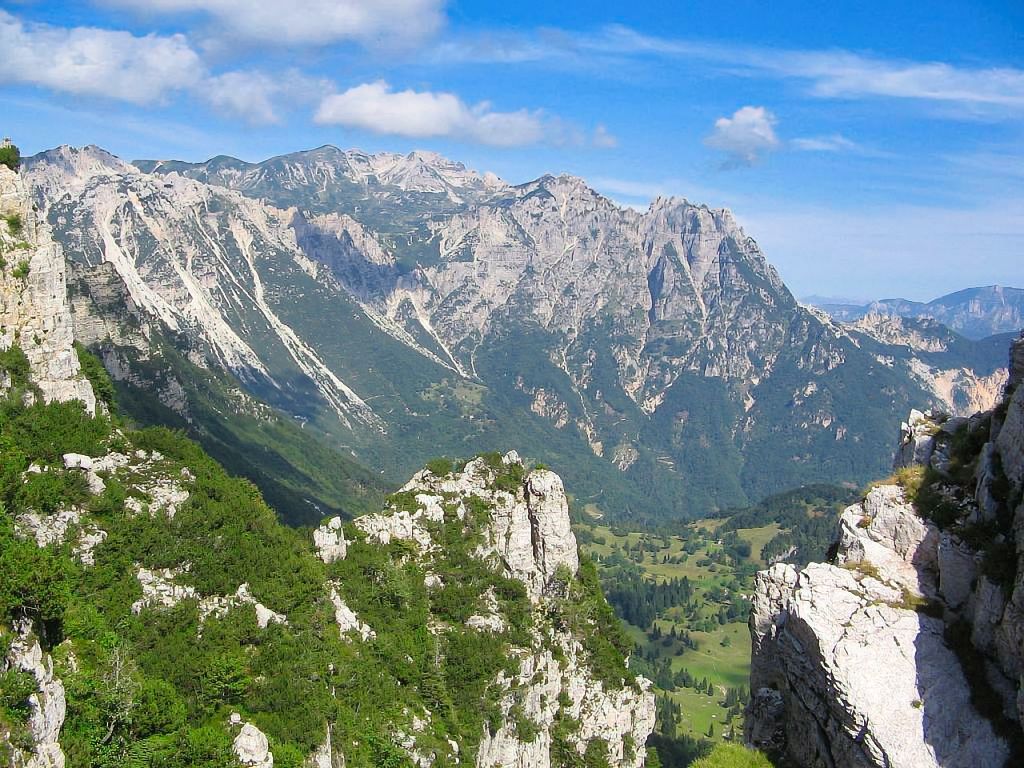 Una vista di una valle di montagna dalla cima di una montagna.