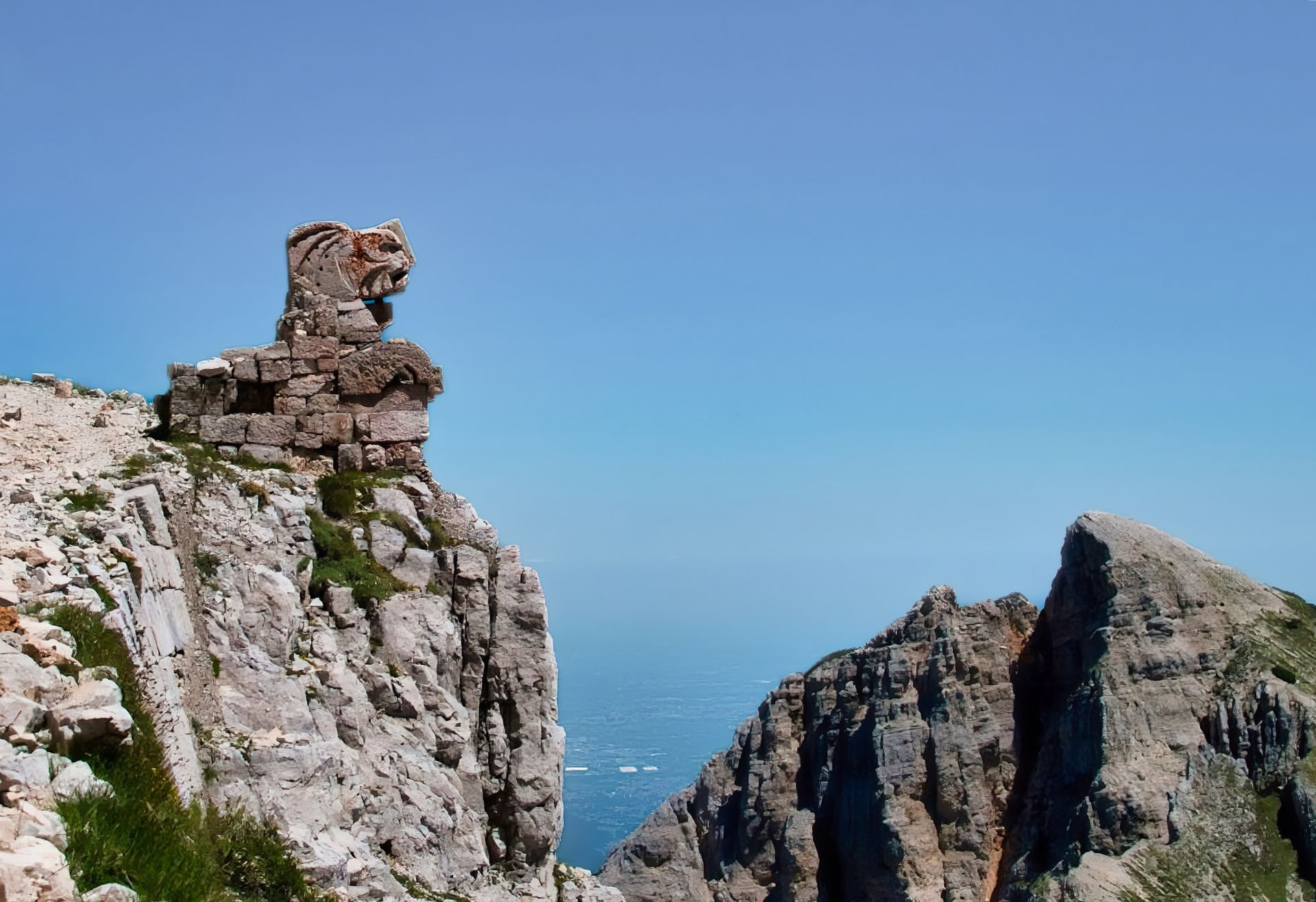 Una scogliera con in cima la statua di un leone