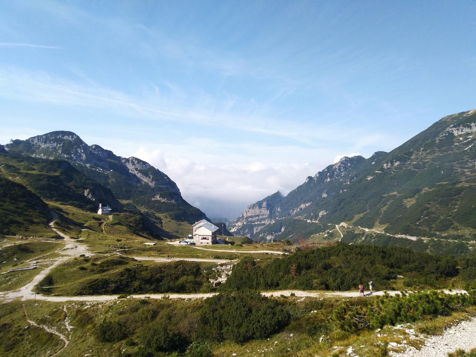 Una vista di una catena montuosa con una strada che la attraversa.