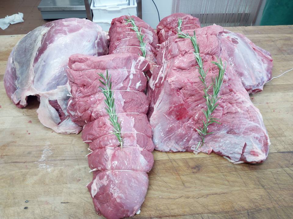 carne cruda con rosmarino