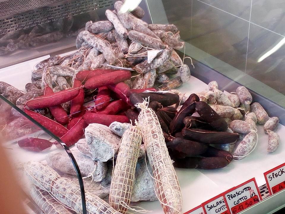 Varietà di ortaggi a radice e tuberi essiccati in una vetrina da mercato.