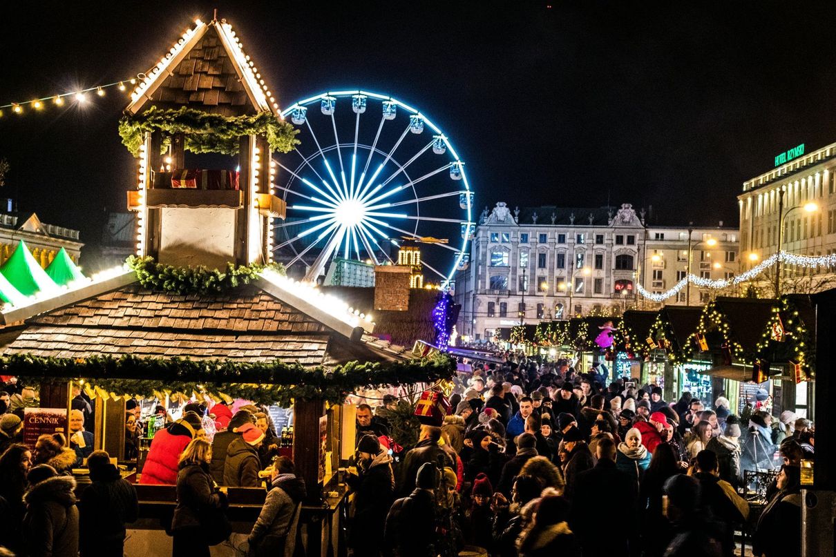 Torquay is getting it's own Christmas market this year , so why not book a room with us and not only enjoy the market but also the bay of lights xmas trail.