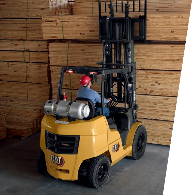 Carretilla elevadora CAT amarilla con un conductor levantando palets de madera en un almacén.