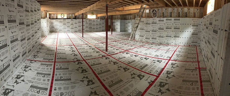 Intérieur d'une pièce recouverte d'un tissu blanc à rayures rouges. Plafond en bois avec poutres de soutien.