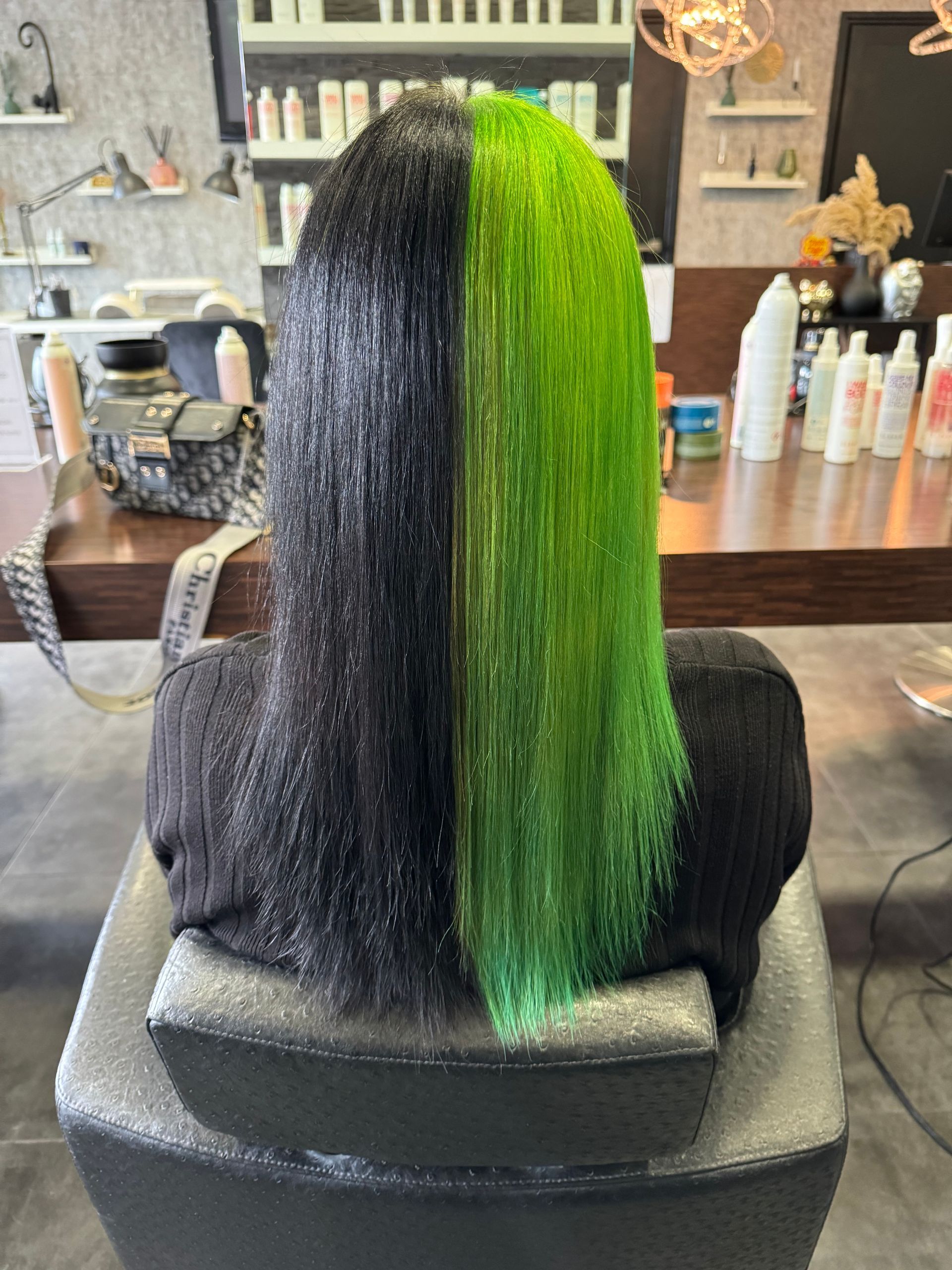 een gedurfd kapsel met 2 verschillende kleuren