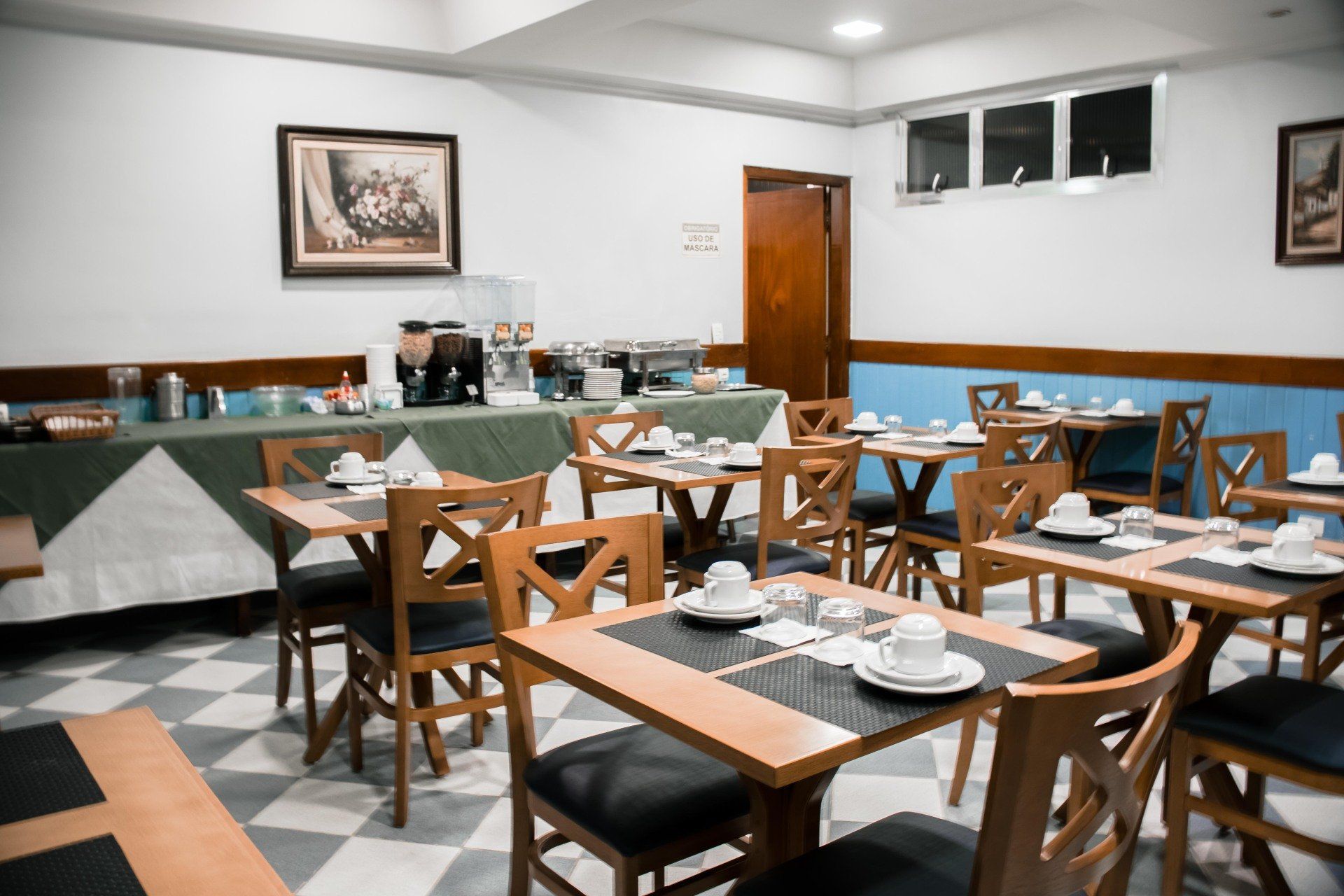 mesas do salão de café Filadélfia Hotel