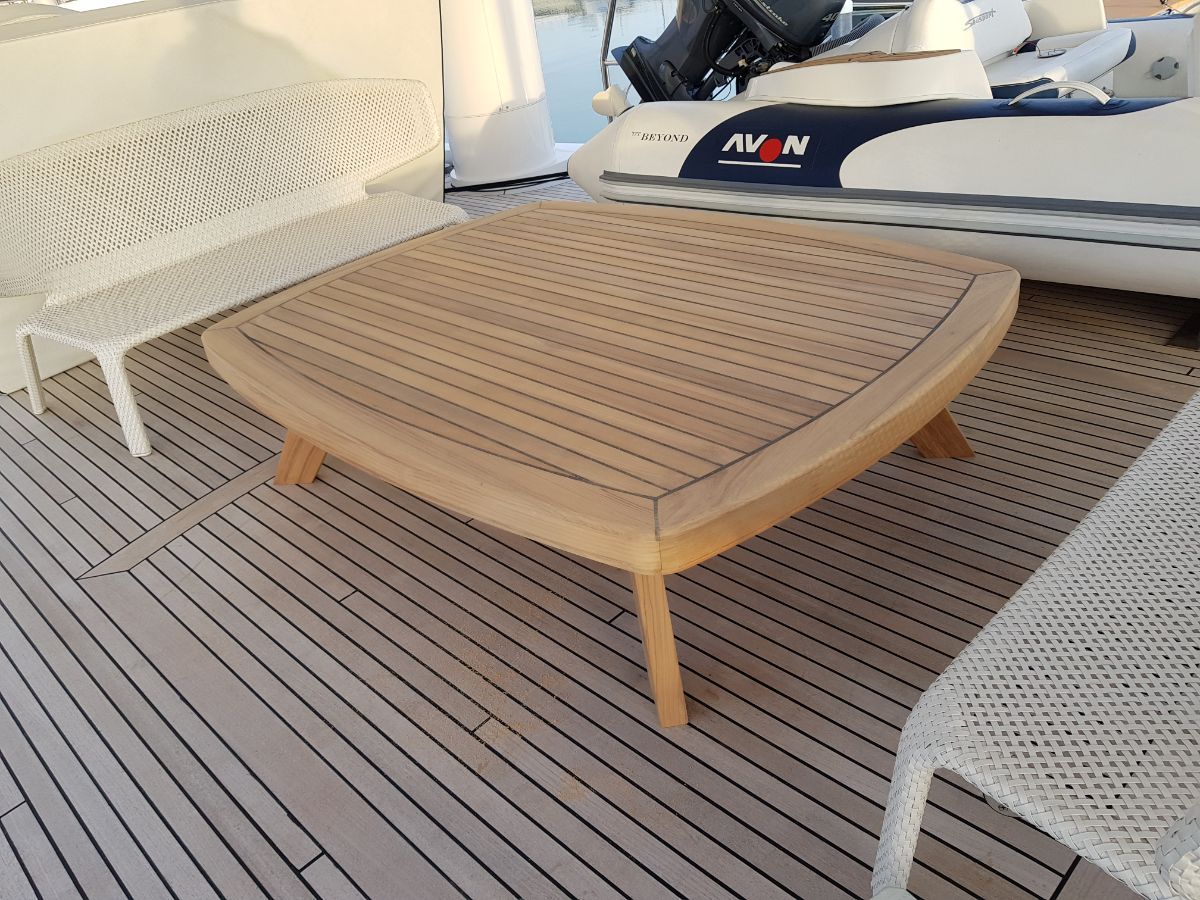 tavolino da esterno in legno