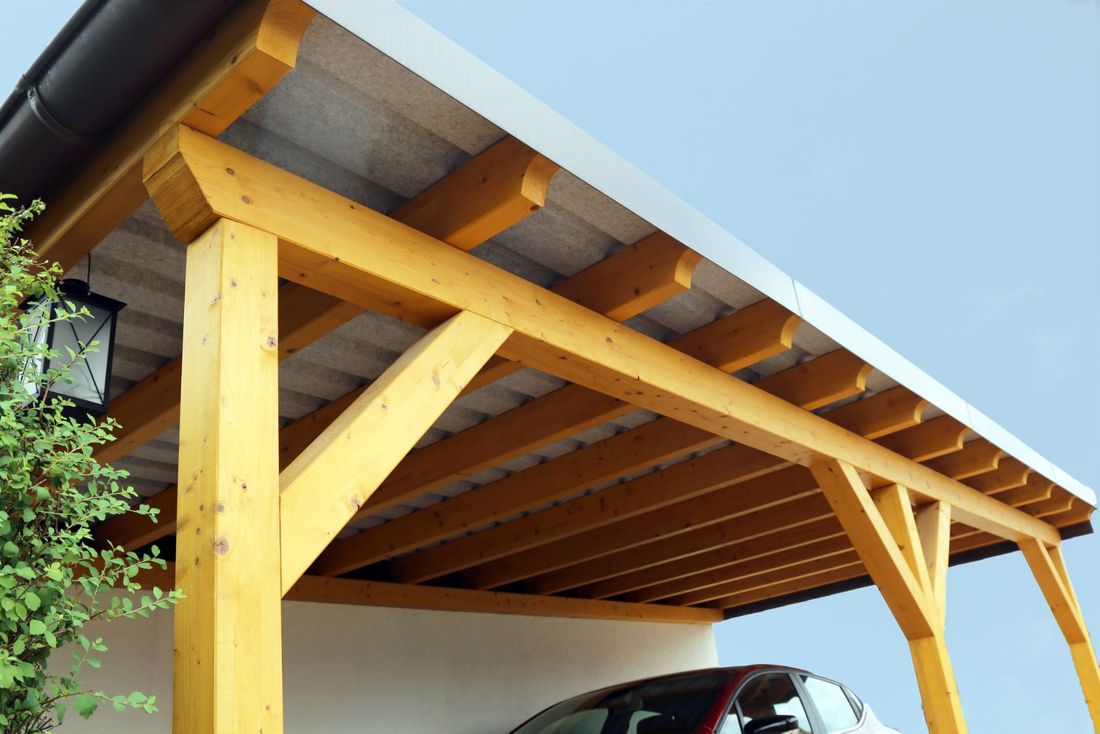 tettoia con travi in legno per esterno