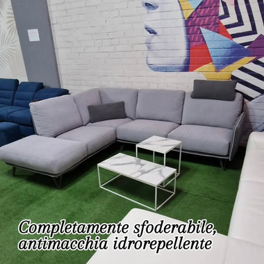 Divano angolare grigio chiaro con cuscini