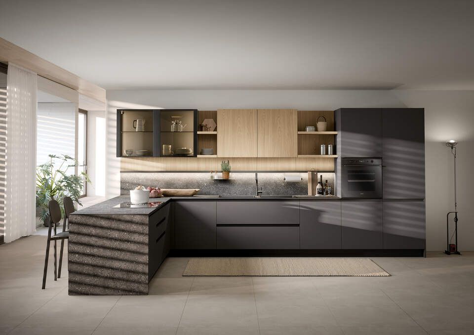 cucina nera e legno chiaro