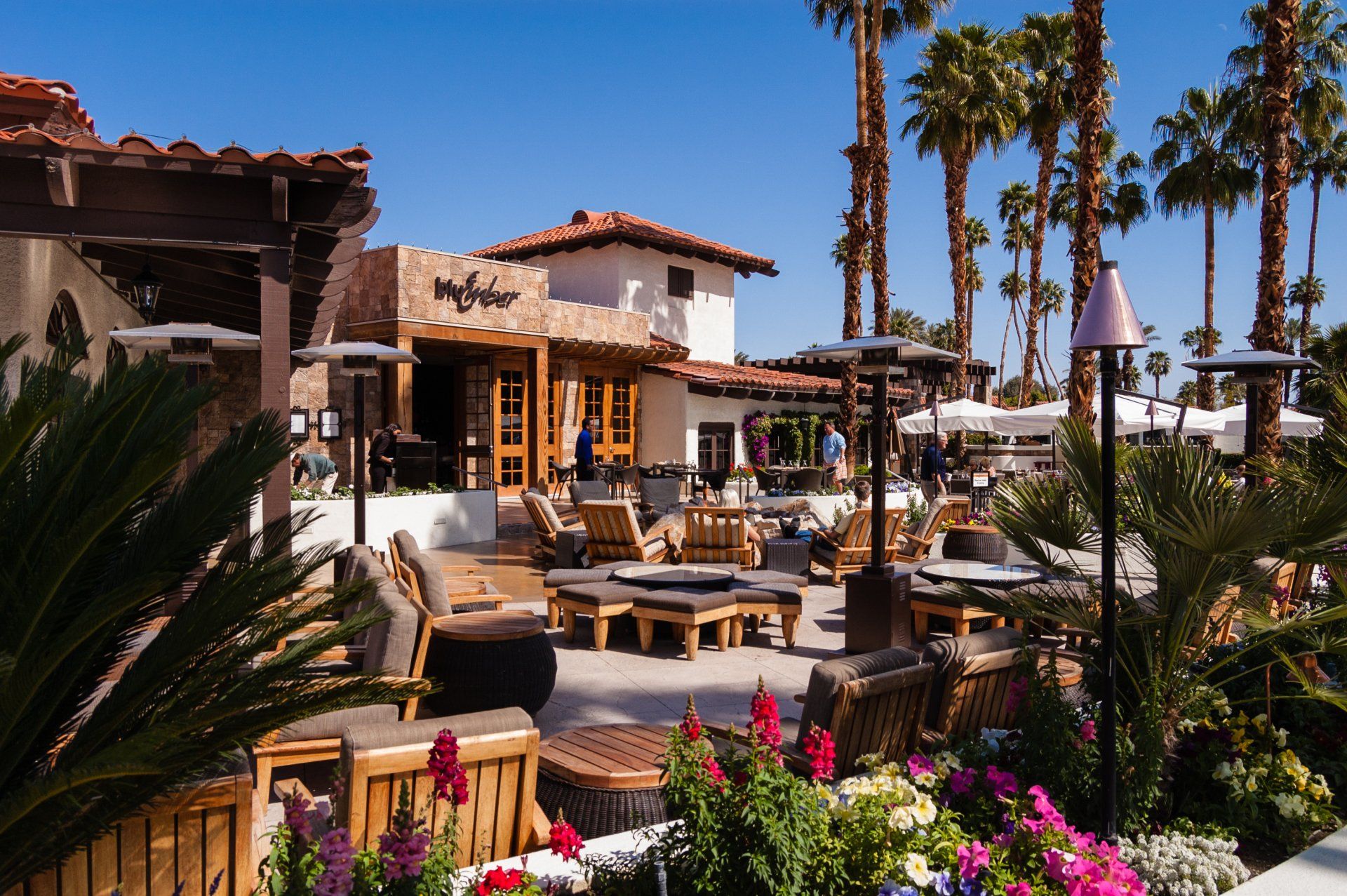 A restaurant with a lot of tables and chairs in front of it