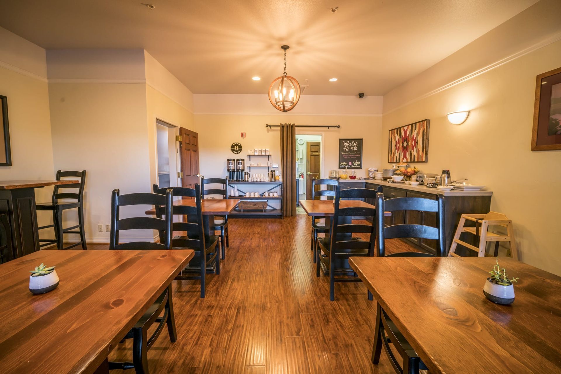 There are many tables and chairs in this room.