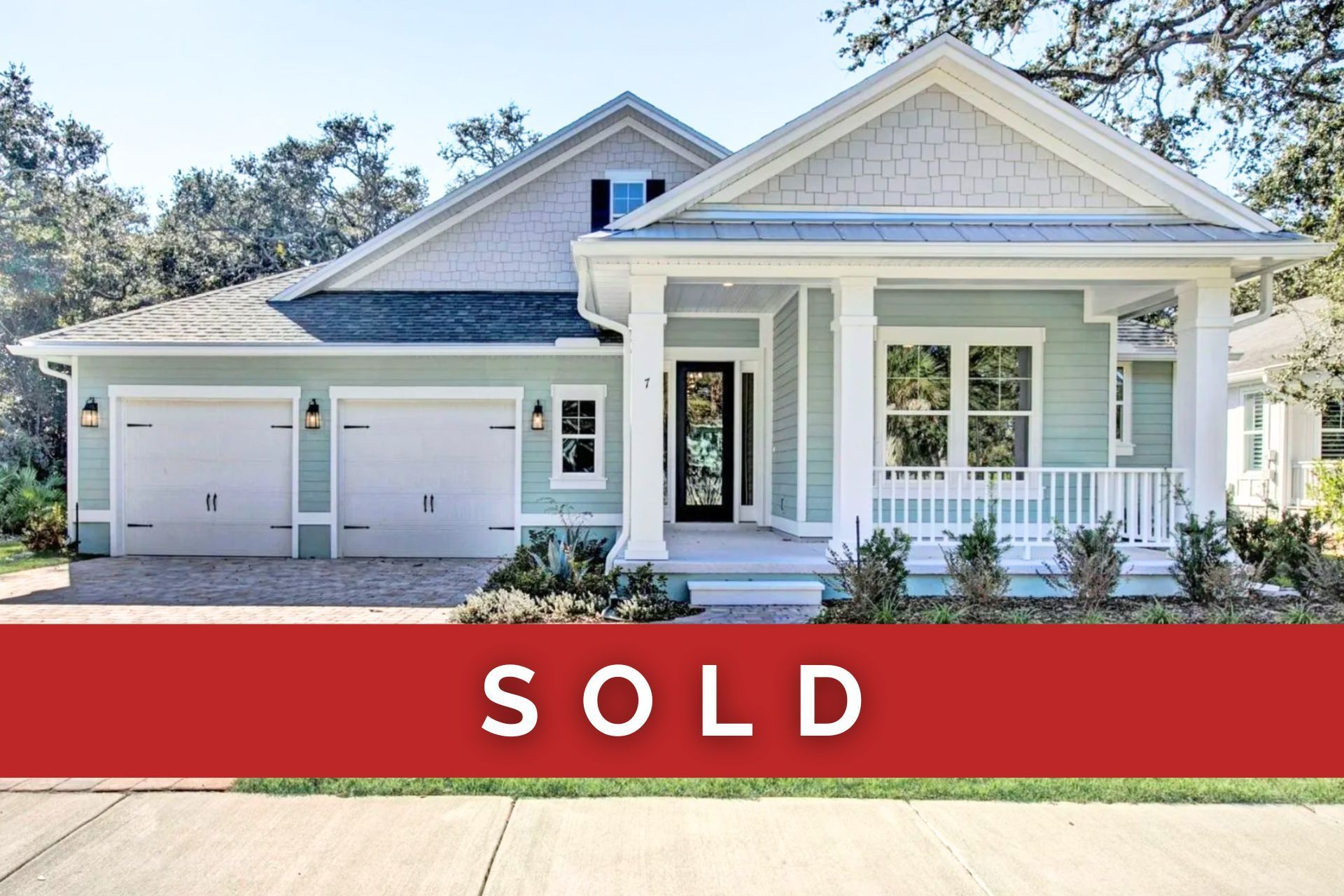 A black and white drawing of a house with a roof.