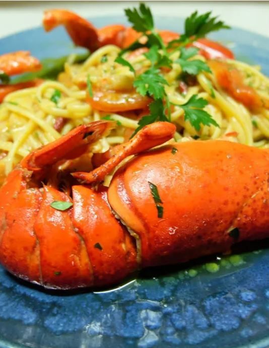 una pizza margherita è seduta su un piatto su un tavolo .