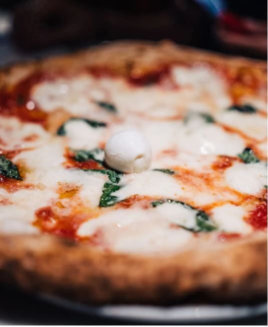 un bicchiere è seduto su un tavolo in un ristorante .