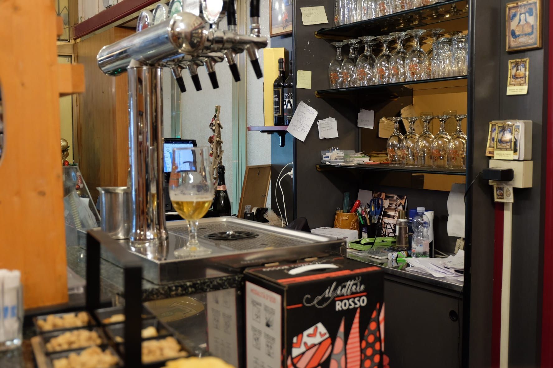 un bar con una bottiglia di birra e un bicchiere di birra .