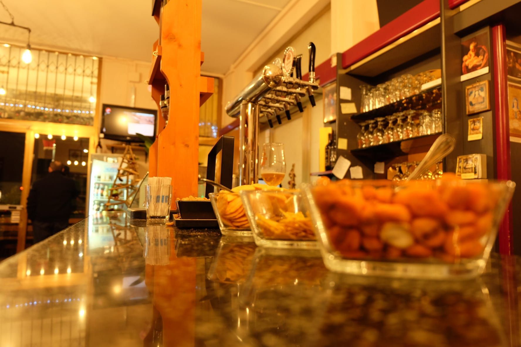 un bar con molte ciotole di cibo sul bancone