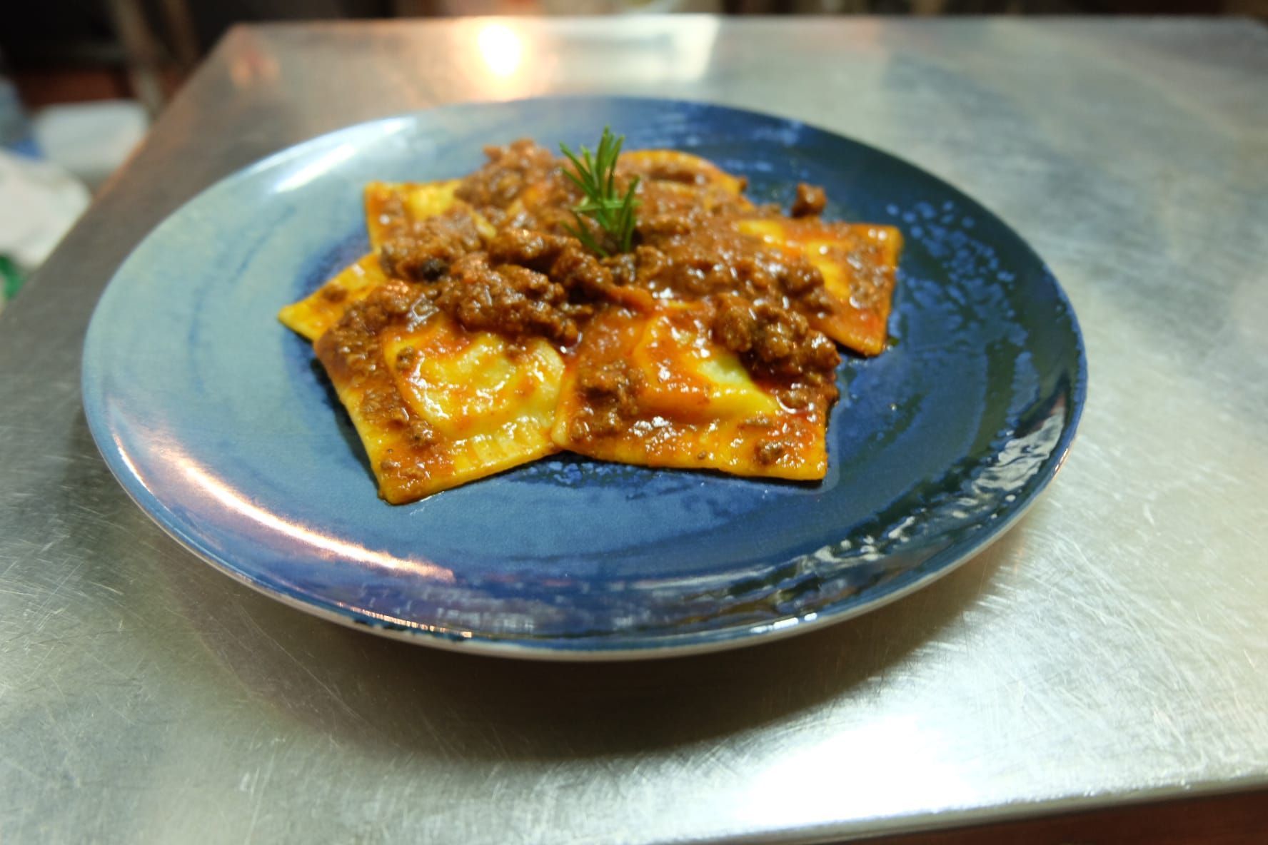 un primo piano di un piatto di ravioli su un tavolo