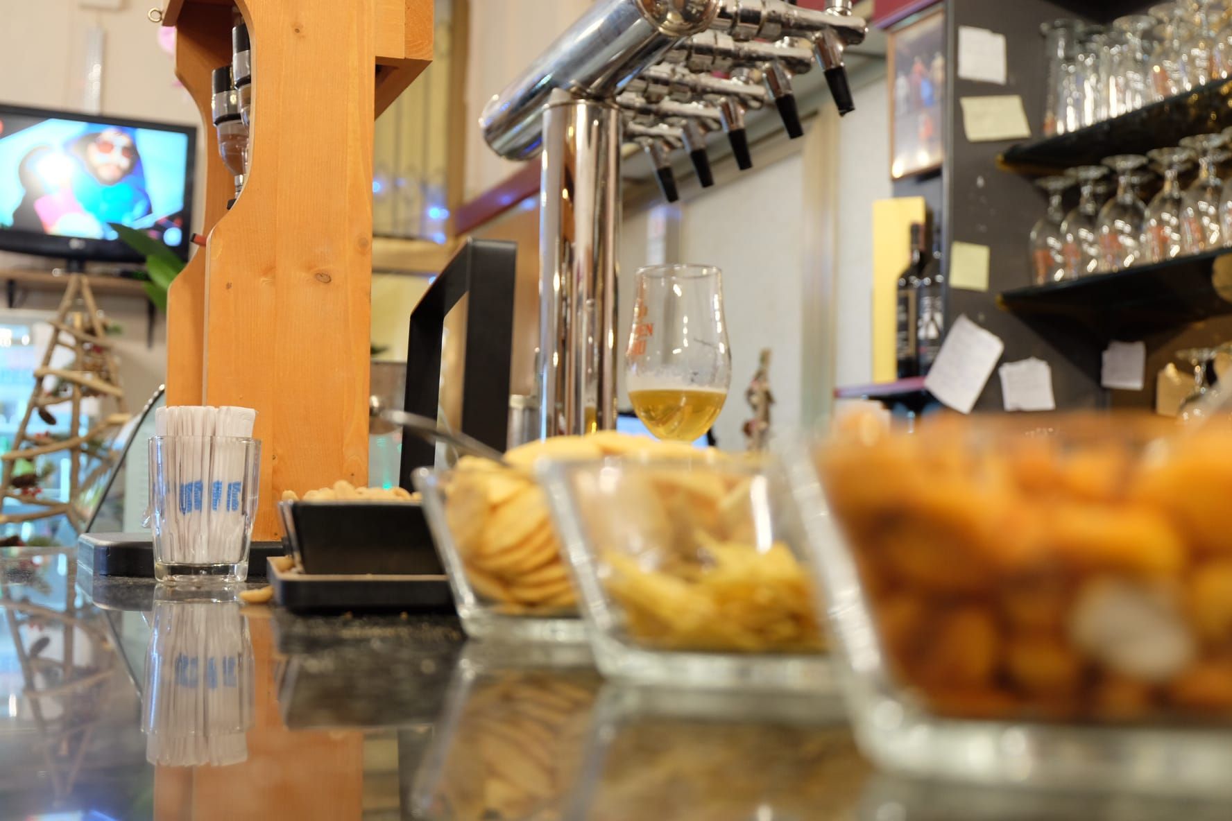 un bar con cibo e un bicchiere di birra