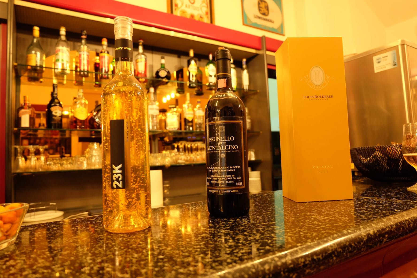 una bottiglia di 23k è seduta su un bancone .