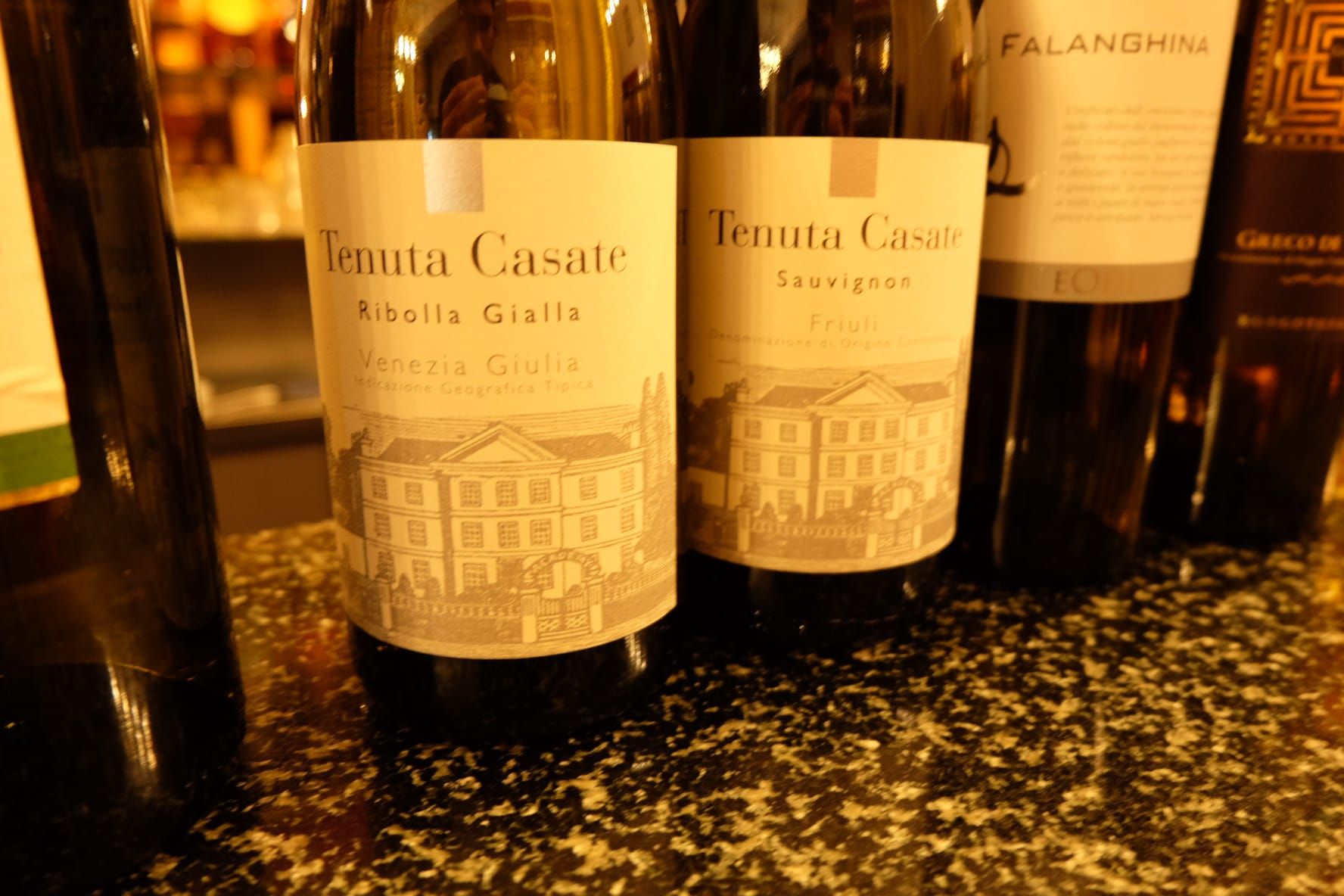 due bottiglie di tenuta casate sono sedute su un tavolo