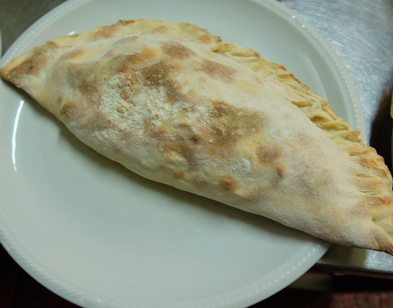 un primo piano di un piatto di cibo su un tavolo