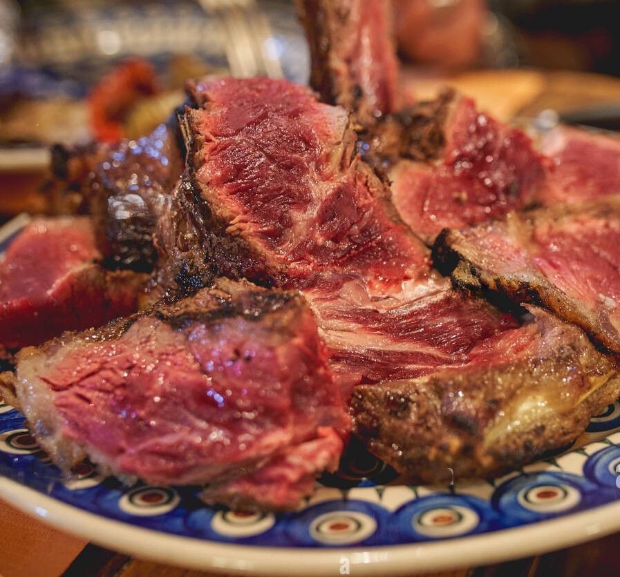 un bicchiere è seduto su un tavolo in un ristorante .