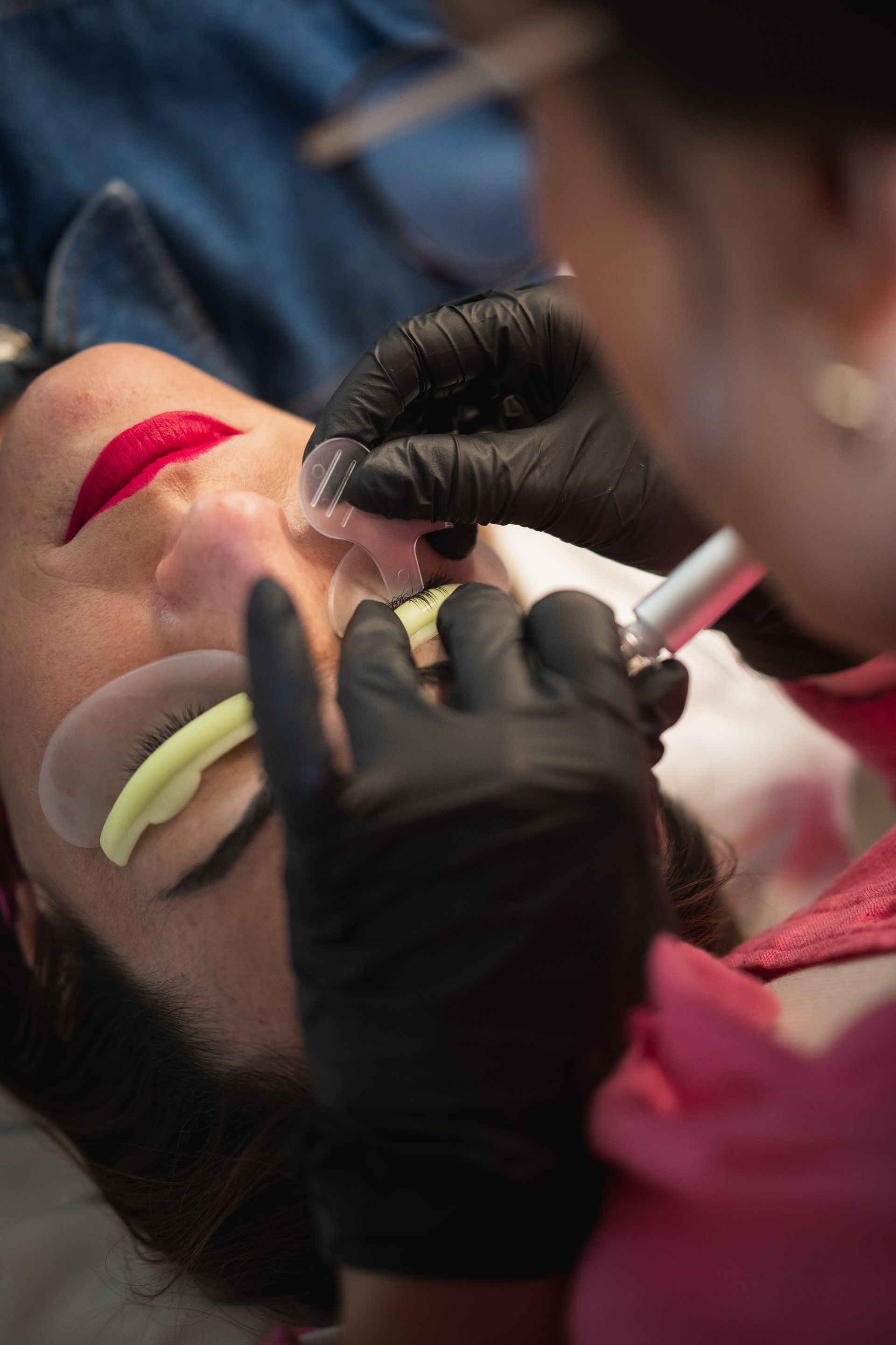 Una donna si versa del liquido nella mano.