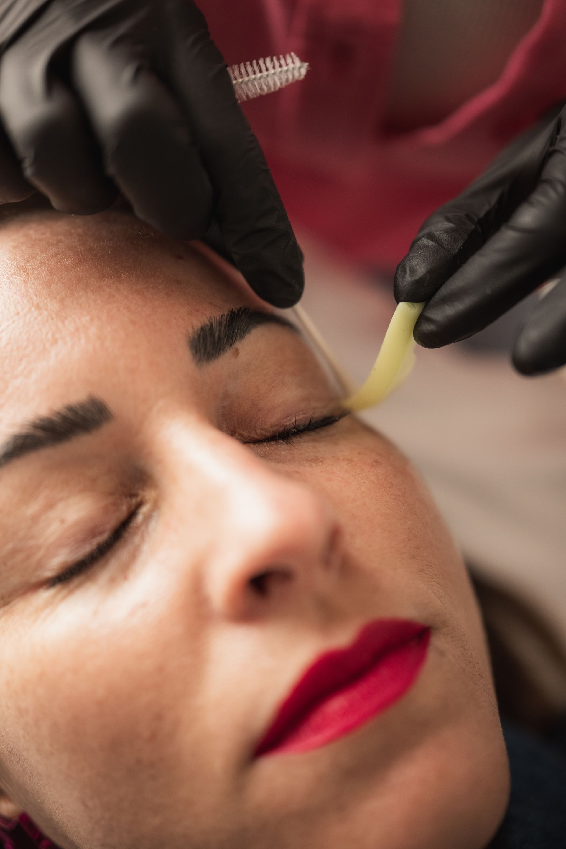 Uno scaffale pieno di cosmetici e un orologio sul muro.