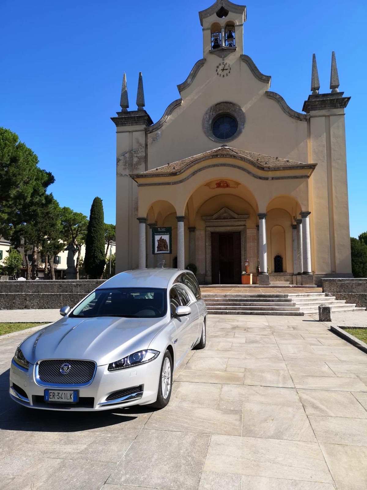carro funebre davanti alla chiesa