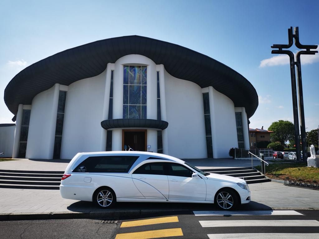 carro  funebre bianco davanti alla chiesa