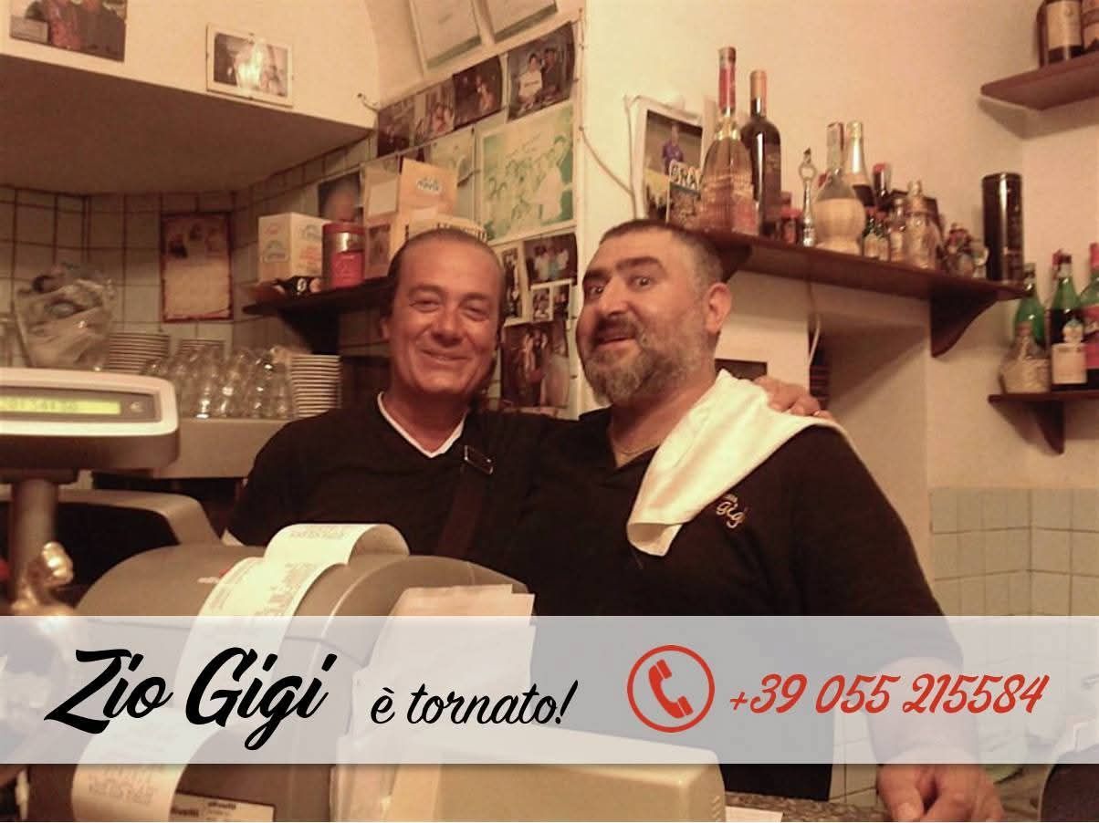 Due uomini sorridenti in un accogliente caffè con la scritta “Zio Gigi e tornato!” e un numero di telefono sovrapposto