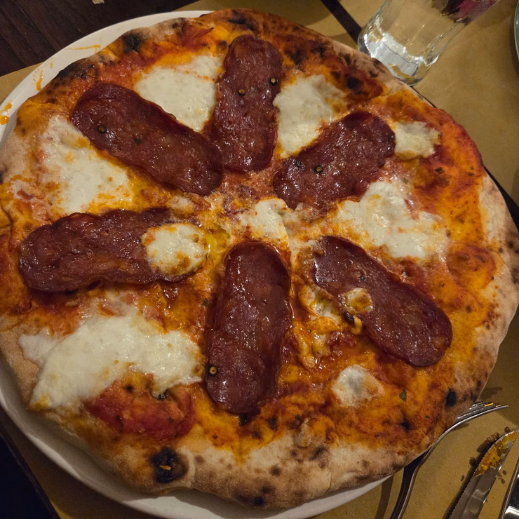 Pizza napoletana margherita dal forno a legna