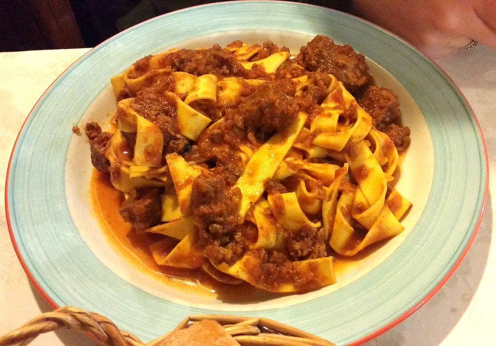 Piatto con tagliatelle al ragù, visto dall'alto.