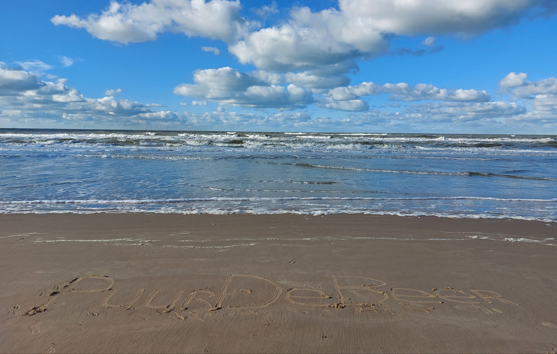 PuurDeBeer puur geschreven in het strand bij de zee