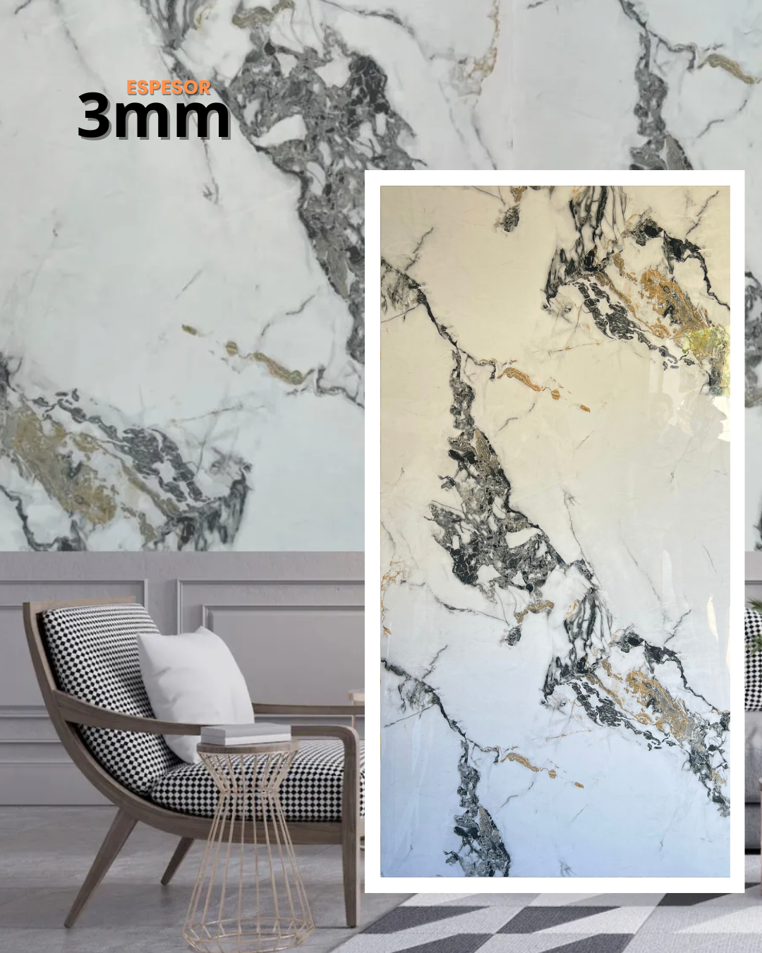 Salón con pared con estampado de mármol, una silla y una mesita.