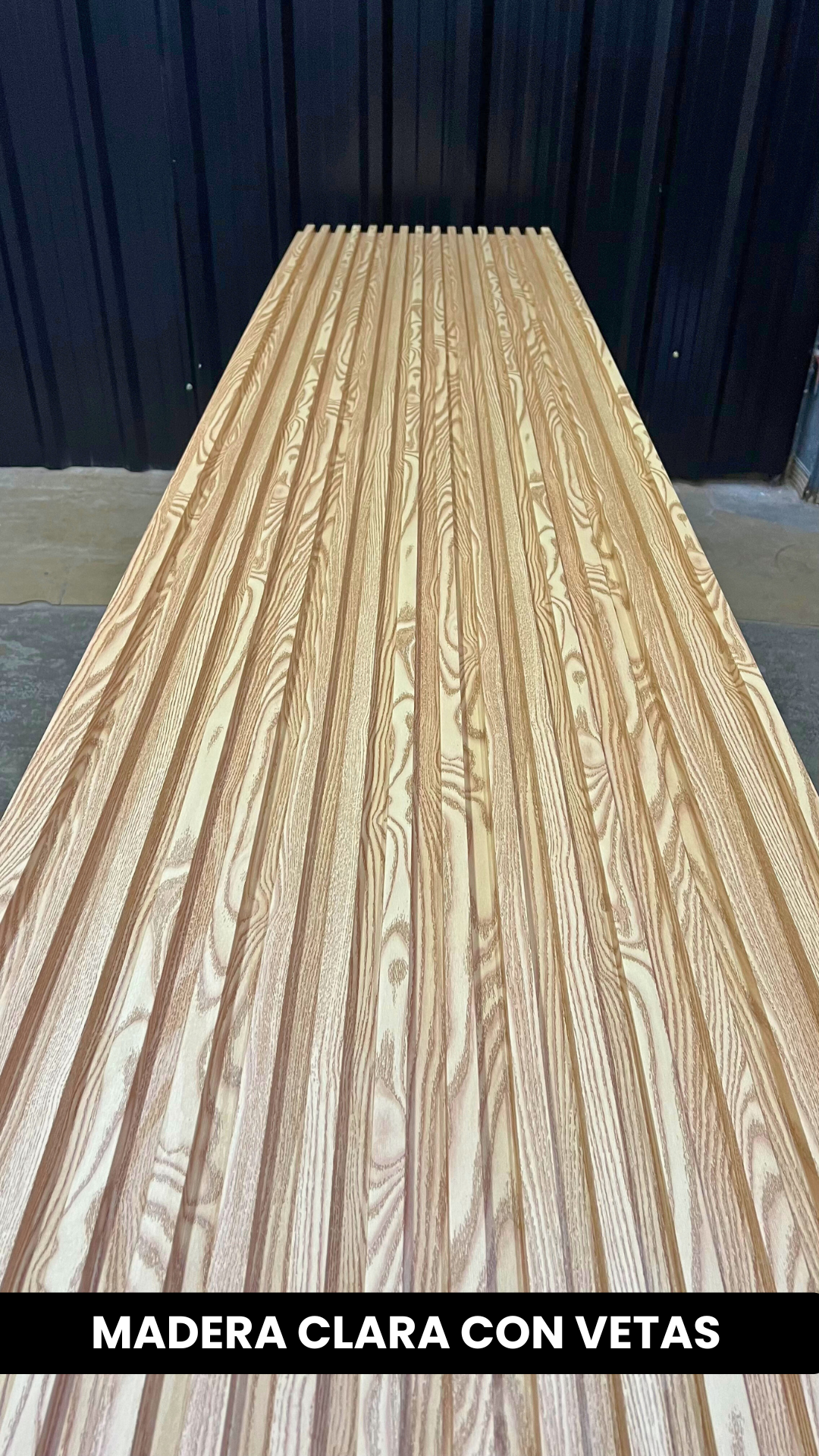 Revestimiento de madera clara con ranuras verticales y veta visible.