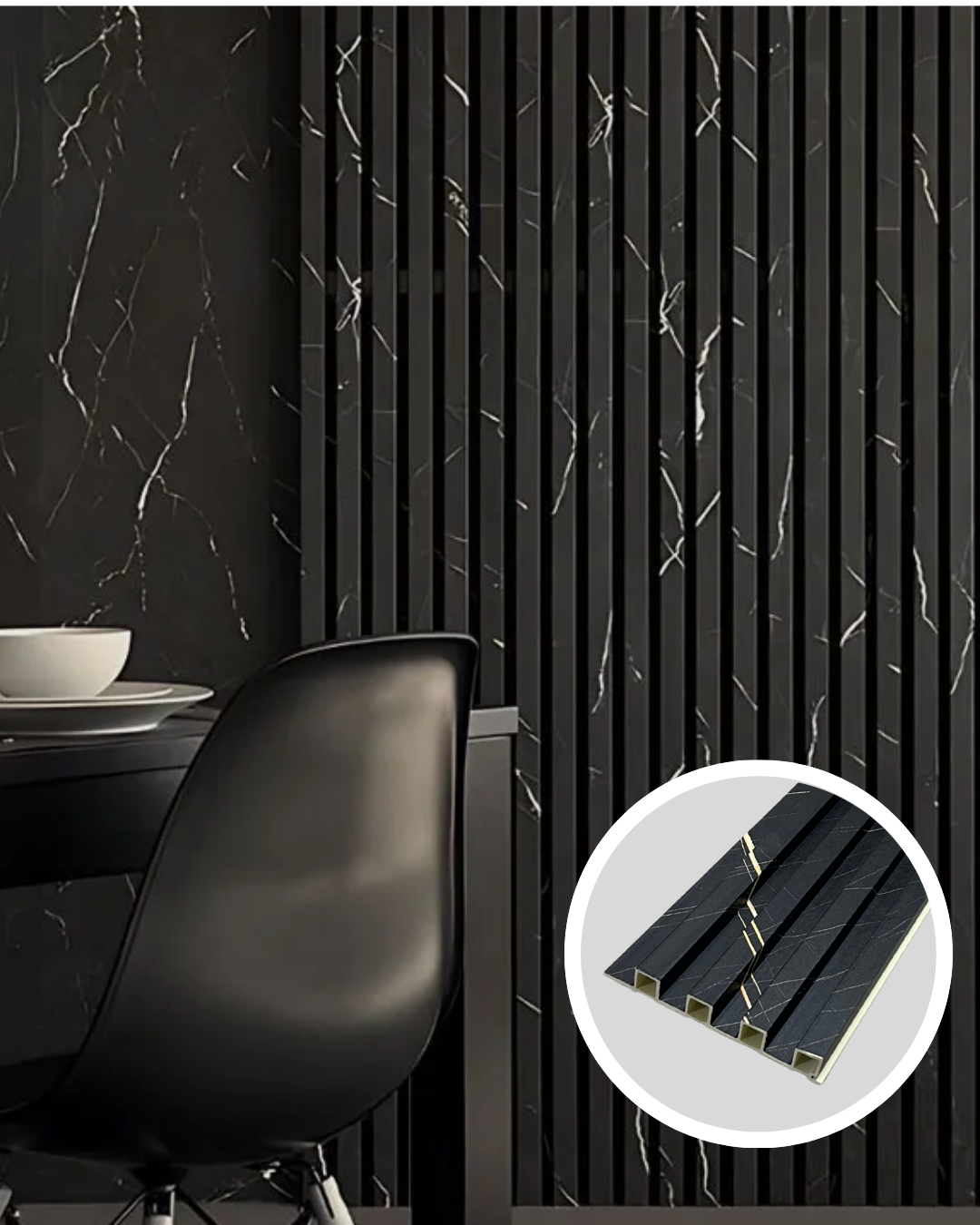 Silla y mesa de comedor negras con pared decorativa efecto mármol y paneles de listones.