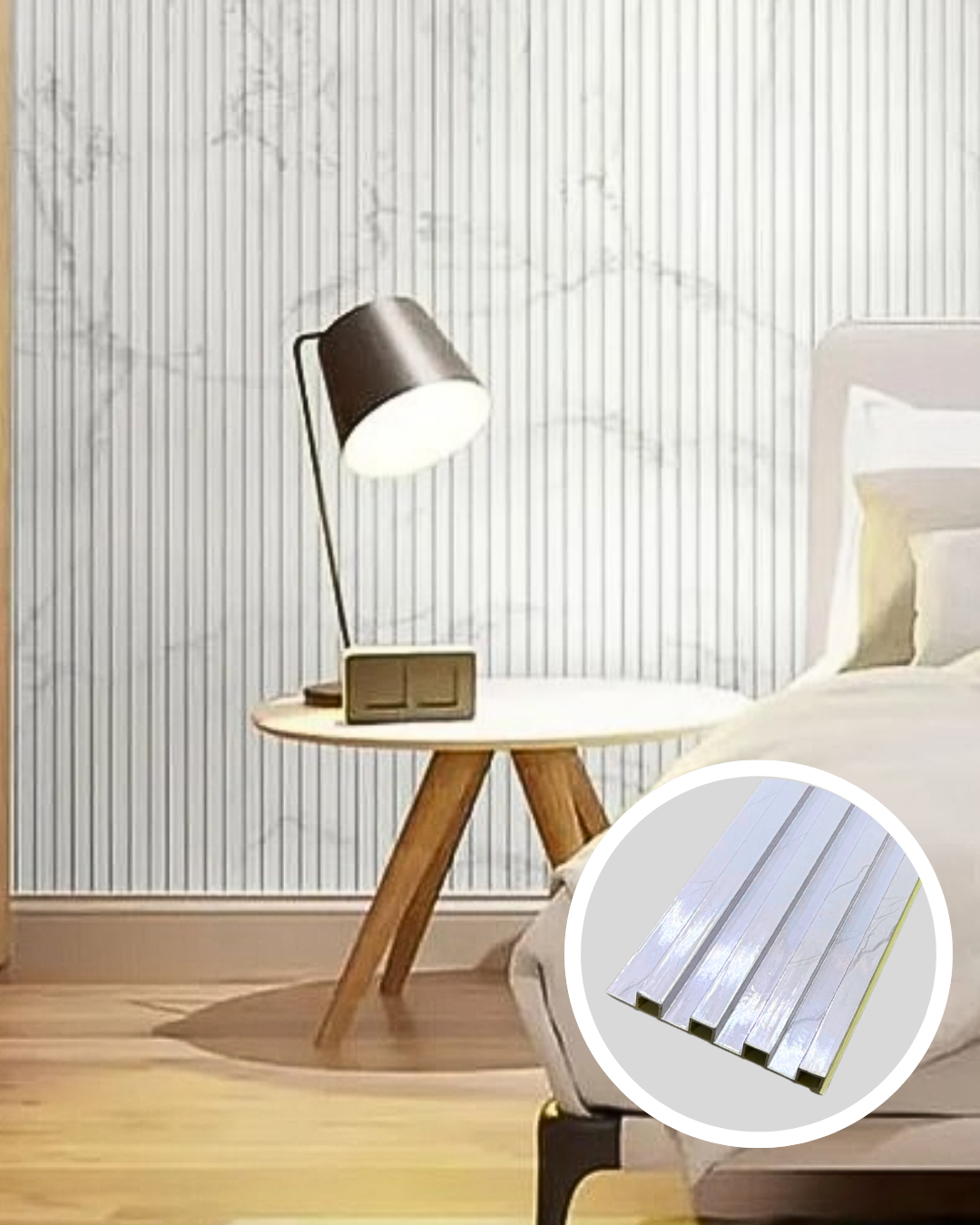 Escena de dormitorio: paneles verticales con aspecto de mármol, mesa con lámpara y reloj, cama con ropa de cama blanca.
