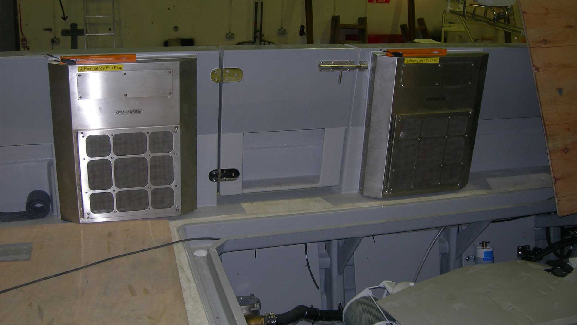 Fitted air system in navel training boat