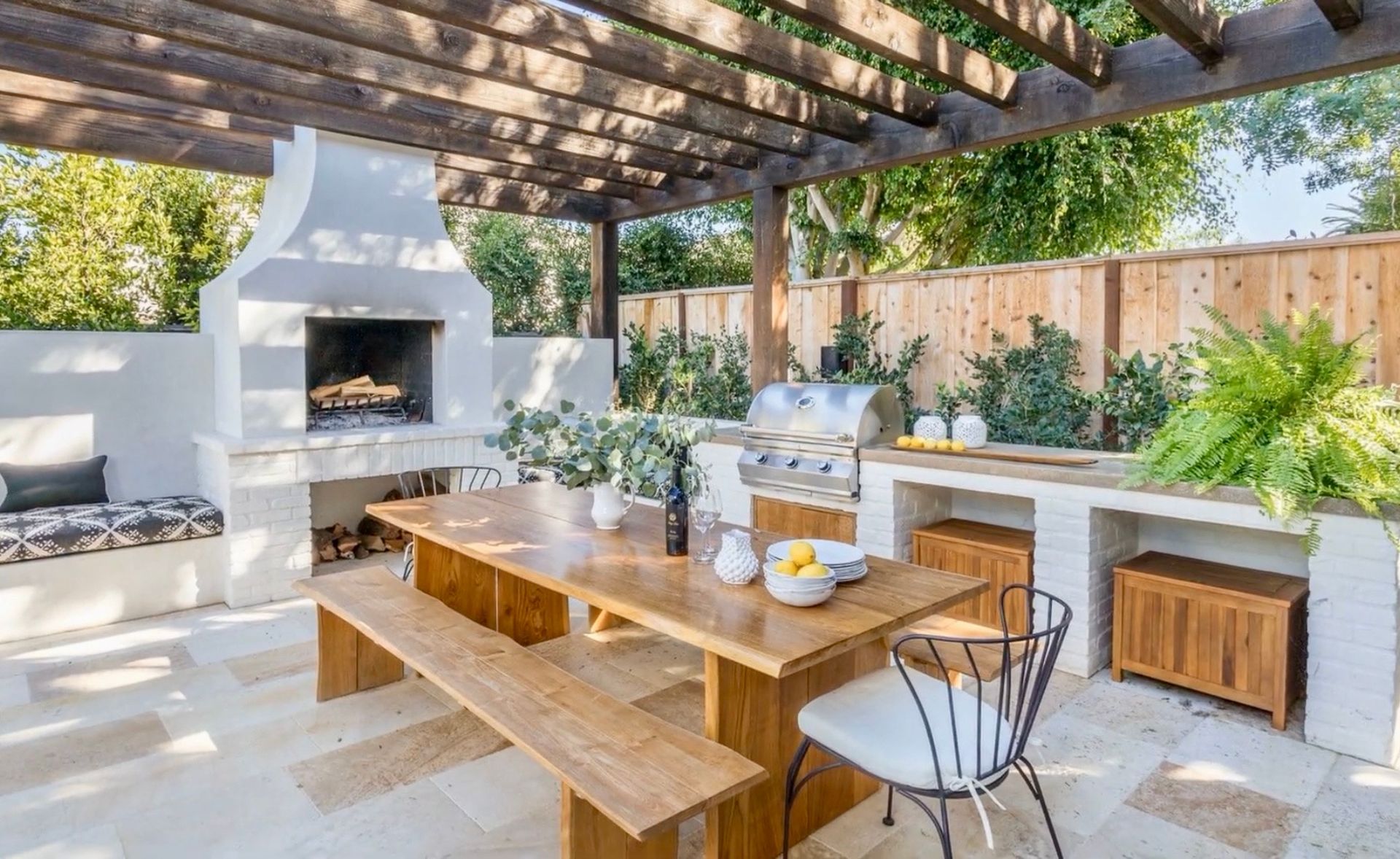 outdoor kitchen contractors