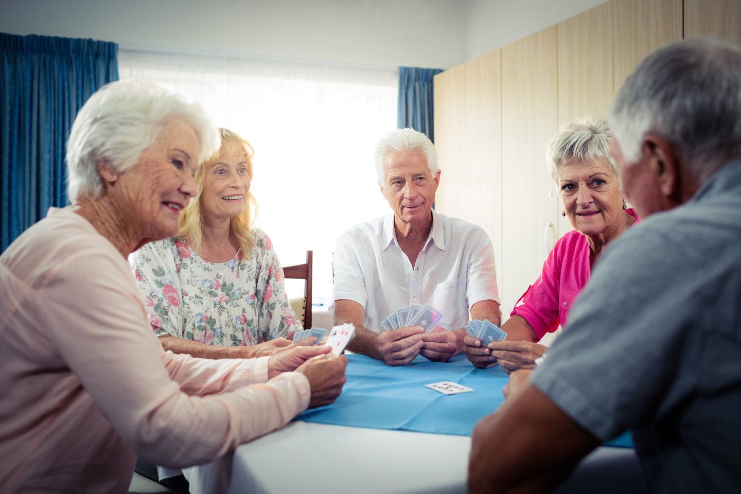 gruppo di anziani gioca a carte