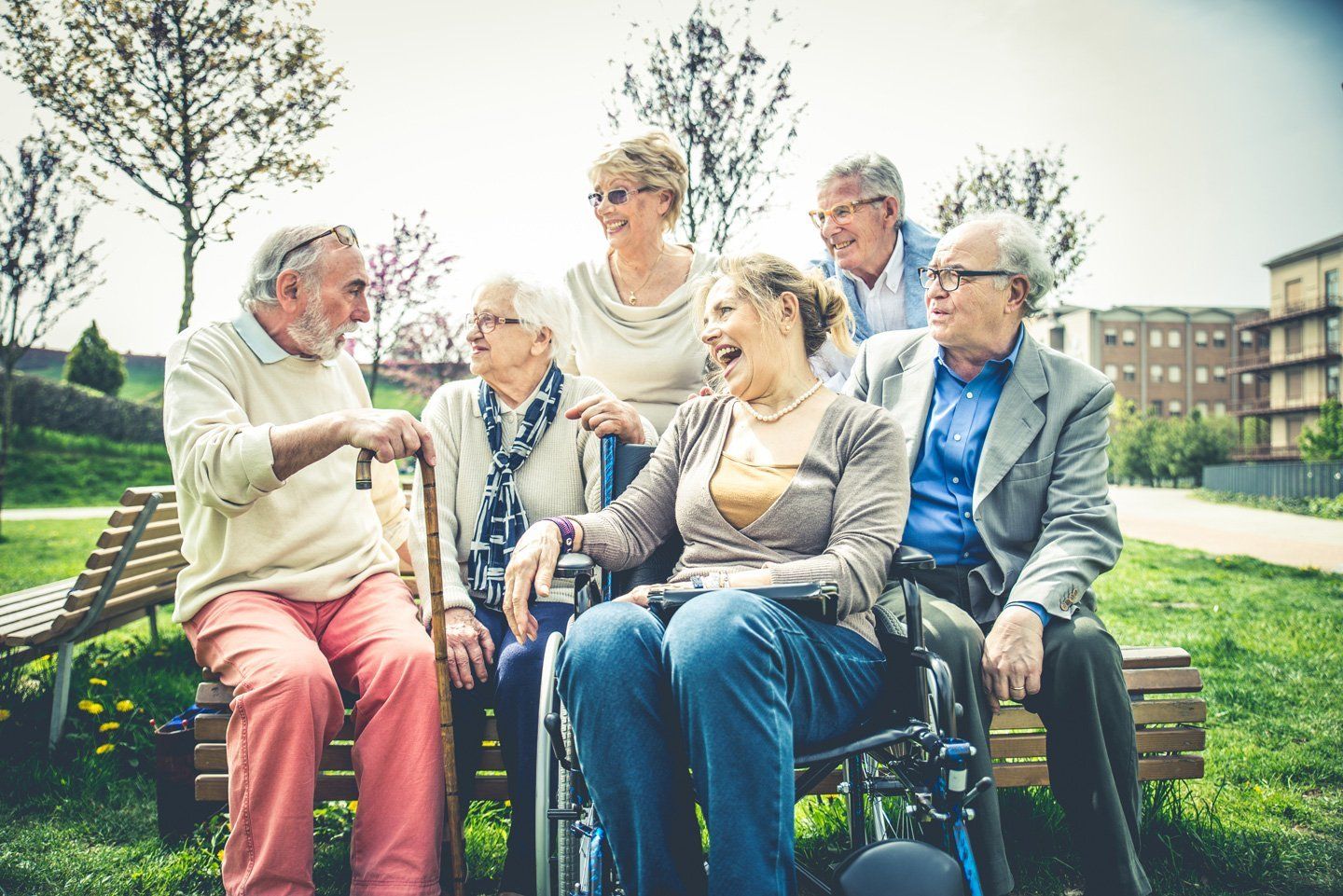 gruppo di anziani chiacchiera in giardino