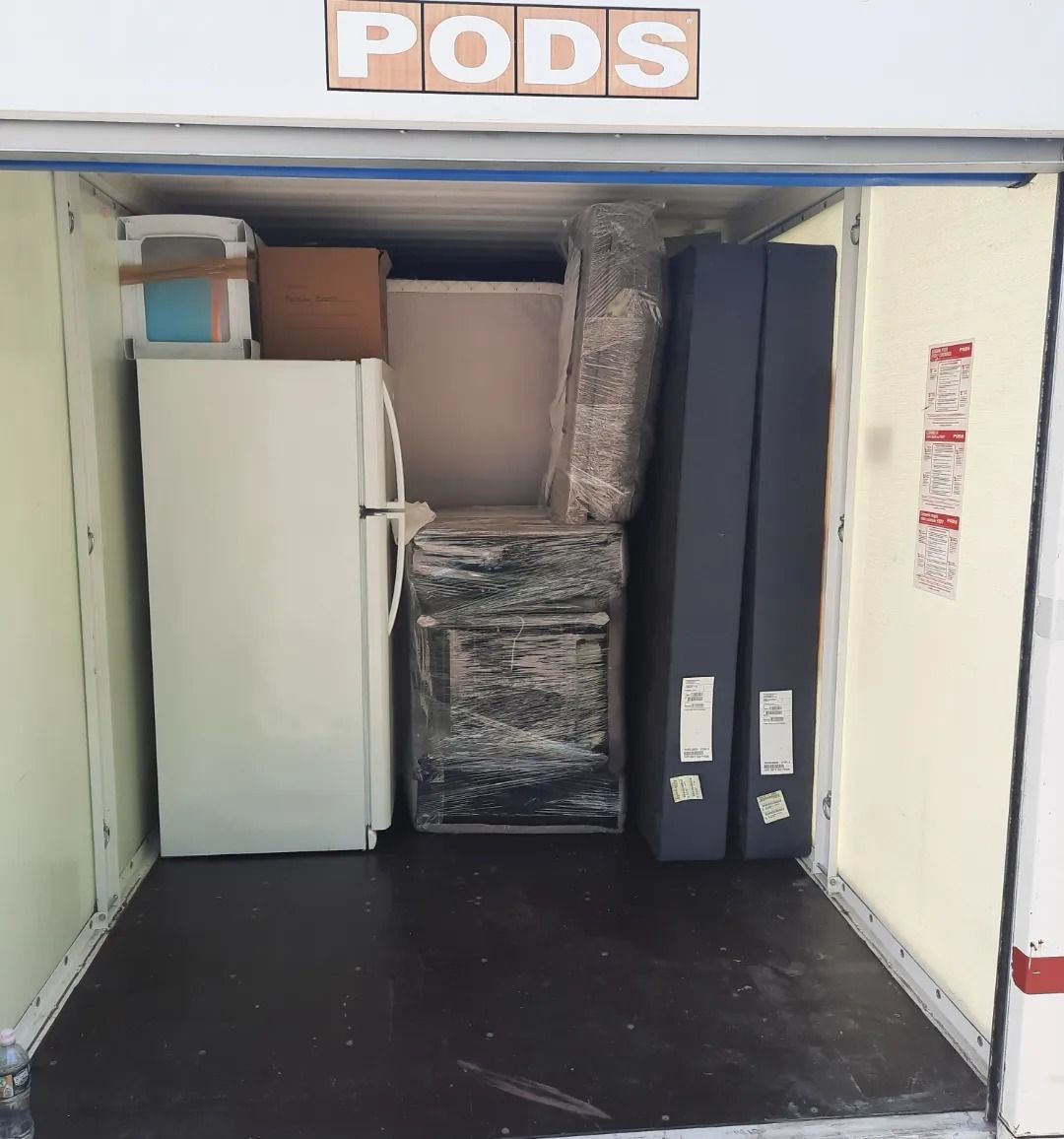 A room with a sign that says pods on it