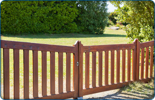 For garden fencing in Yealmpton call Spry's Fencing Ltd